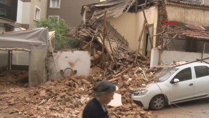 İzmir'de metruk bina çöktü; park halindeki otomobil zarar gördü