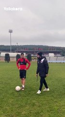 بيرلو مدرب فاتح كاراجومروك يُعلم لاعبه الركلات الحرة