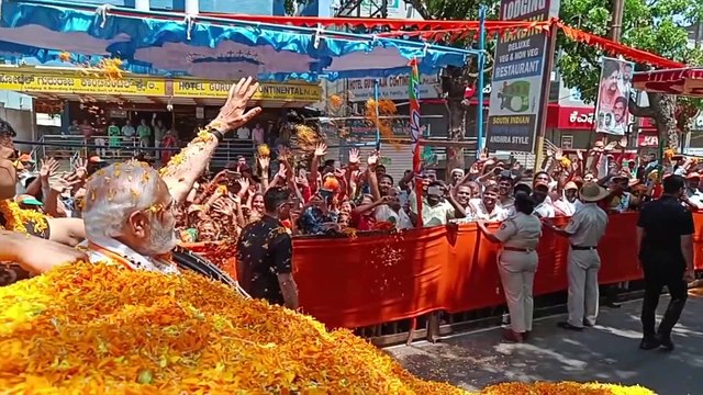 मोदी के रोड शो में बरसे फूल, बेंगलूरु-मैसूरु एक्सप्रेस-वे का उद्घाटन किया