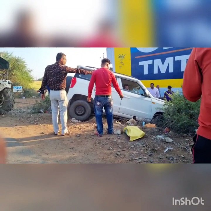चार पहिया पहिया वाहन सड़क से नीचे उतरा