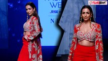 Malaika Arora 49 की उम्र में इतने Bold Look में उतरीं Ramp पर, Video Viral, Fans बोले...! FilmiBeat