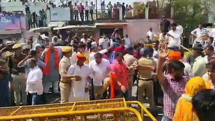 वीरांगना मामला : भाजपा प्रदेश मुख्यालय पर धरना.. बाद में हुआ उग्र