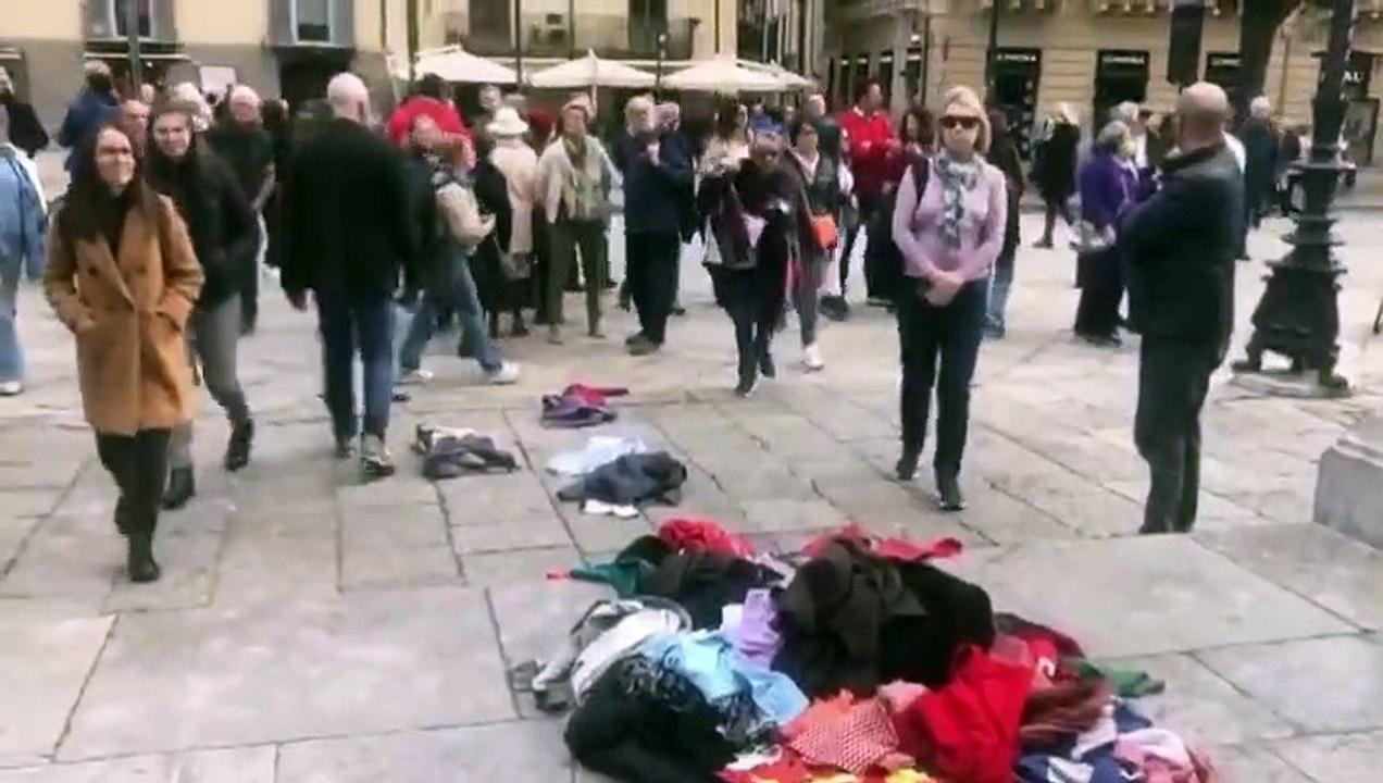 Vestiti e giocattoli sulla scalinata del Teatro Massimo di Palermo per ricordare le vittime del naufragio di Cutro