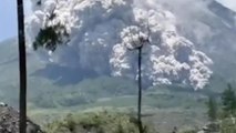 Endonezya'da Patlayan Merapi Yanardağı Volkanik Kül Püskürttü