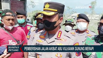 Kendaraan Water Cannon Dikerahkan Bersihkan Jalan dari Abu Vulkanik Gunung Merapi