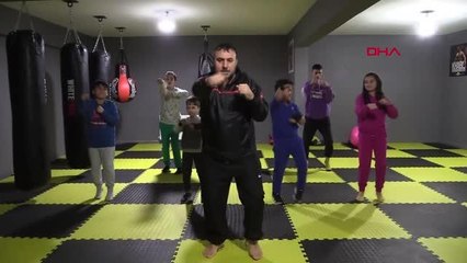 DEPREMZEDE KUZENLER MUAY THAİ SPORUYLA YAŞADIKLARI TRAVMAYI UNUTMAYA ÇALIŞIYOR