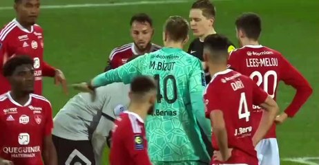 مبابي يثير الجدل بتصرف غير رياضي ضد لاعب جزائري