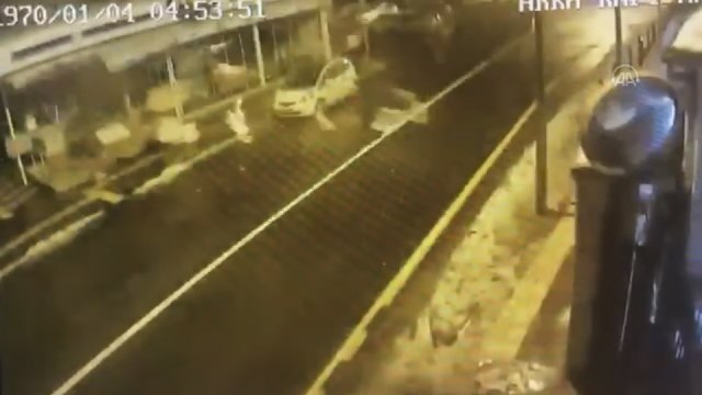 Yıkılan Galeria İş Merkezi'nin altındaki marketin deprem anındaki görüntüleri ortaya çıktı