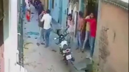 अलीगढ़: दो पक्षों में जमकर चले लाठी-डंडे, मारपीट का वीडियो हुआ वायरल