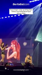 Jennie BLACKPINK akui panasnya Jakarta sampai bawa kipas angin mini berwarna hitam sepanjang konser.