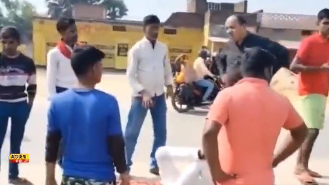 चंदौली में ट्रक के नीचे आने से बाल-बाल बचा युवक, ऐसे टल गया बड़ा सड़क हादसा