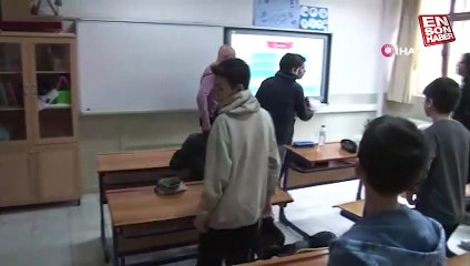 Karabük'te depremde kaybettiği yakınlarına rağmen öğrencilerine faydalı olmaya çalışıyor