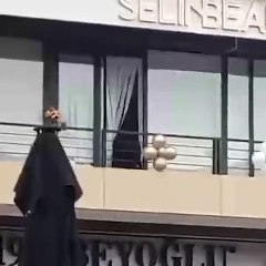 Selin Ciğerci'ye saldırı girişimi: Kalabalığı polis durdurdu