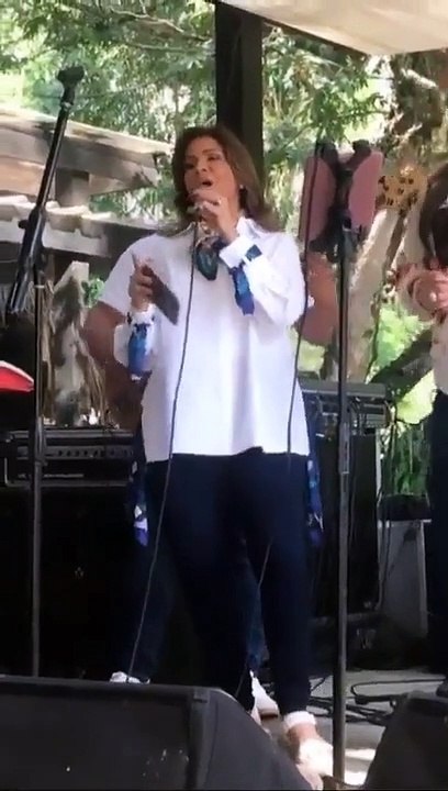 Margarita Cedeño cantando y bailando