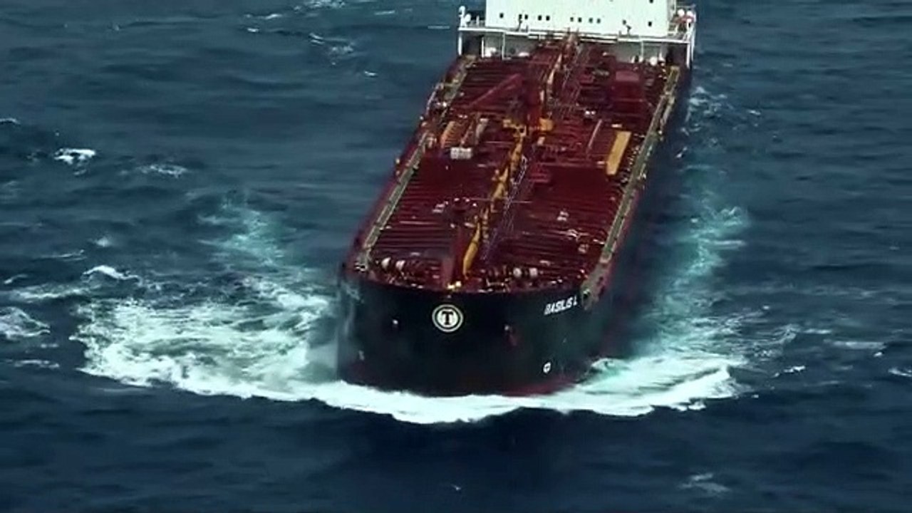 Il barcone con 47 migranti a bordo è in balia delle onde: le riprese aeree della Sea Watch