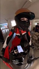 Cette jolie motarde va avoir un peu mal au casque