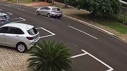 Câmera flagra condutor dando "cavalo de pau"