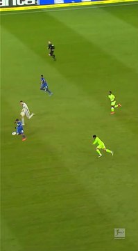 Un défenseur qui se sacrifie ça donne ça... et ça fait mal