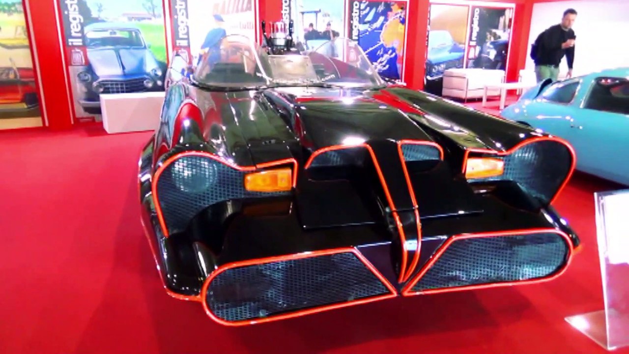 BATMAN E LA  SUA  BATMOBILE A AUTOMOTORETR