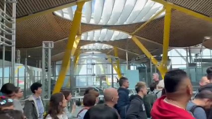 Largas colas en el control de pasaportes de Barajas por falta de agentes de la Policía Nacional