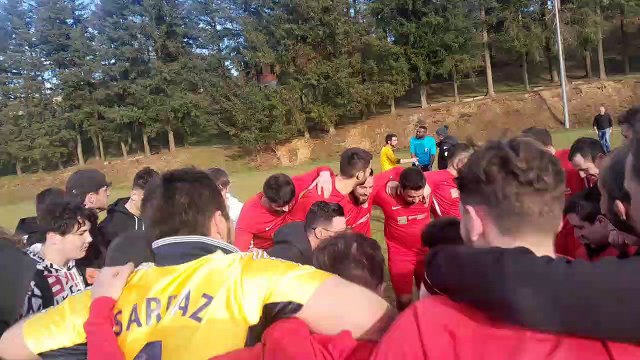 JOUEURS SUPPORTERS DIRIGEANTS FÊTENT LA VICTOIRE 3/2 FACE À CHATUZANGE