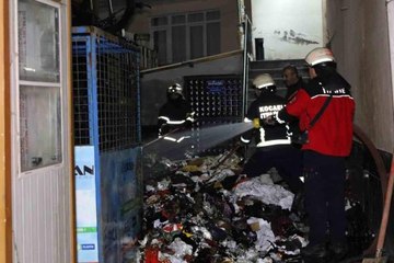 Sigara izmariti tekstil atölyesindeki atık kumaşları yaktı
