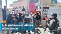 Migrantes venezolanos se manifiestan e intentan cruzar puente internacional en Cd. Juárez