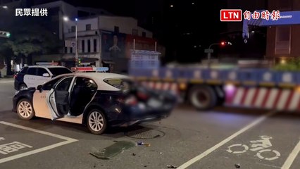 高雄警車清晨巡邏挨撞車尾毀 1警輕傷（民眾提供／警方提供）