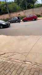 Em briga de trânsito, oficial da PM e motoqueiro saem aos tapas em Vicente Pires - Parte II