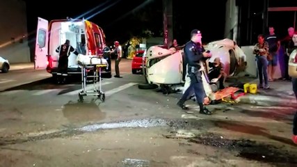 Fusca capota em forte colisão na esquina da Pernambuco com a Jorge Lacerda