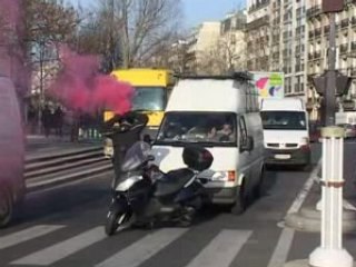 le mec du scooter avec son fumigene dans paris