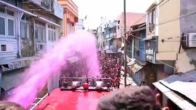 खूब उड़ा रंग-गुलाल, पानी की बोछारों के बीच रंगों के उत्साह में झुमें शहरवासी