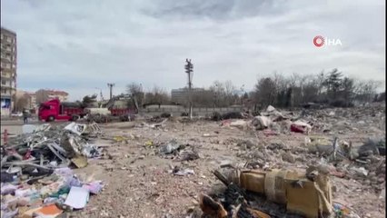 89 kişinin hayatını kaybettiği Diyar Galeria İş Merkezi'nin enkazından demir yığınları çıkartılıyor