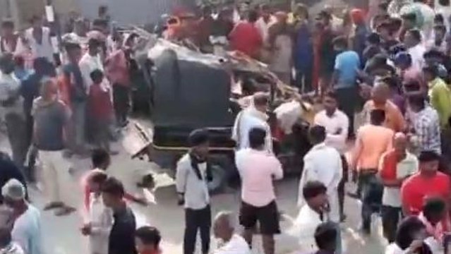 भीषण हादसा: ट्रक-ऑटो की टक्कर में 5 लोगों की मौत, सड़क पर बिछी लाशें