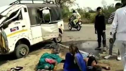 आगरा: टायर फटने से तेज रफ़्तार टेम्पो पलटा, मची चीख पुकार