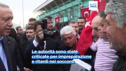 Erdoğan in visita alle tendopoli di Hatay: "Ricostruiremo tutto"