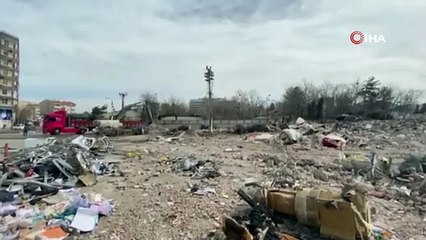 Diyar Galeria İş Merkezi’nin enkazından demir yığınları çıkartılıyor