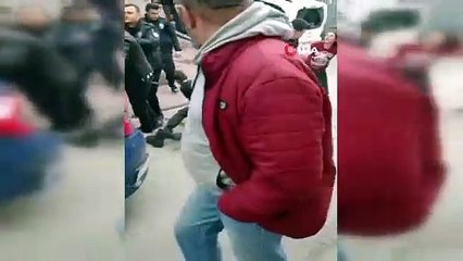 KADES ihbarına giden polislere saldırı! Mahalle savaş alanına döndü