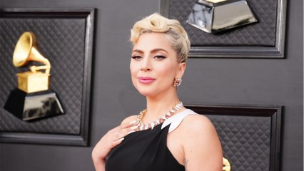 GALA VIDÉO - Oscars 2023 : Lady Gaga à la rescousse d’un photographe qui chute, les images secouent la Toile