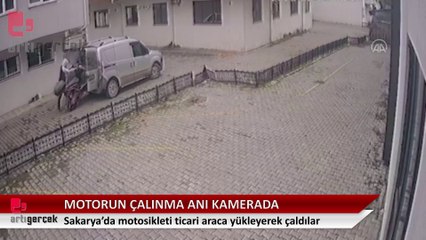 Motosikleti, hafif ticari aracın arkasına yükleyip çaldılar