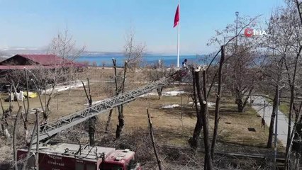 Tatvan'da park ve bahçelerde bahar temizliği
