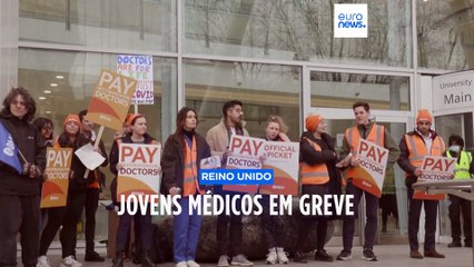 Jovens médicos em greve no Reino Unido