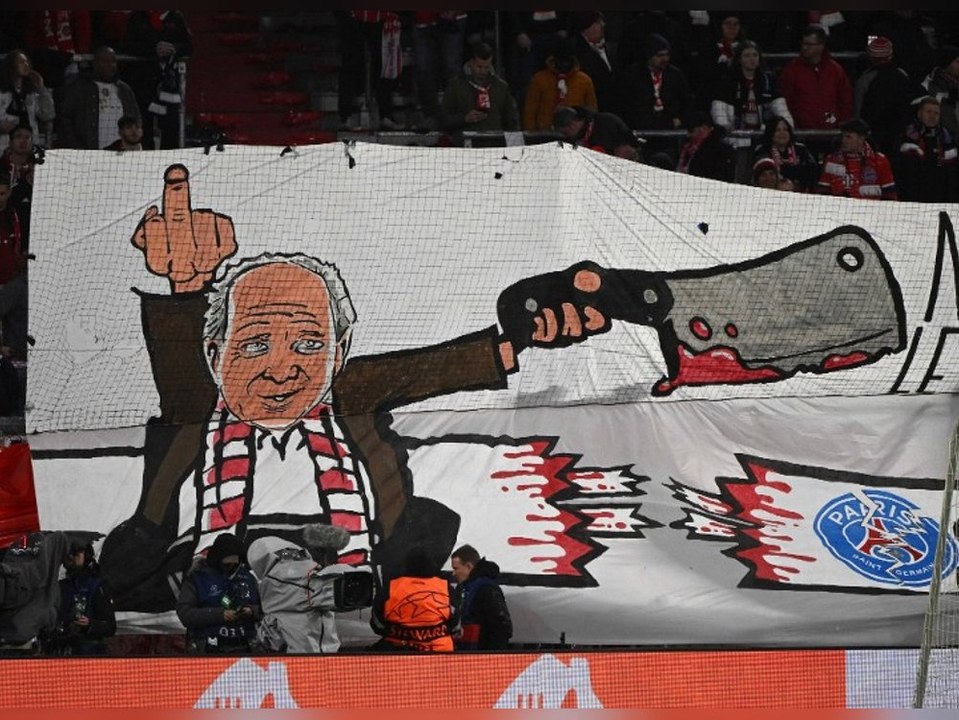 Champions League: Bayern-Fans zeigen blutiges Hoeneß-Plakat