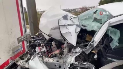 Önce kaldırıma sonra duran kamyonete arkadan çarptı