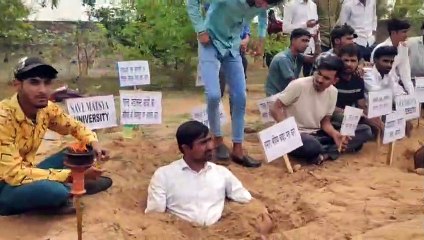 मत्स्य यूनिवर्सिटी में अनोखा प्रदर्शन, छात्रनेताओ ने ली मिट्टी में समाधि, देखें वीडियो