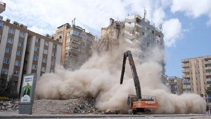 ŞANLIURFA'DA AĞIR HASARLI 10 KATLI BİNA KONTROLLÜ YIKILDI