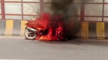 मथुरा: चलती बाइक बनी आग का गोला, युवक ने कूदकर बचाई जान