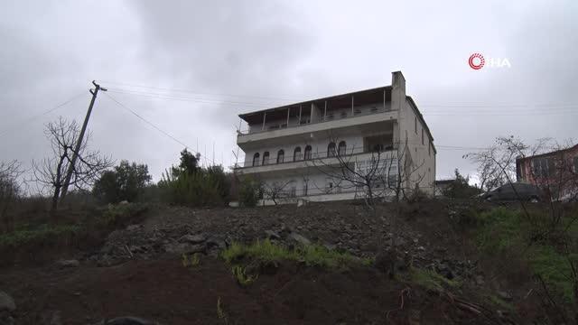 4 katlı aparmanı heyelan tehdit ediyor