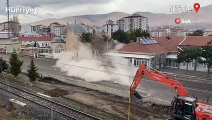 Niğde’de depremde hasar alan cami minaresi yıkıldı