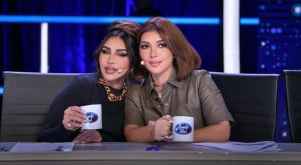 أحلام تقبّل يد أصالة على الهواء وتسحب يدها